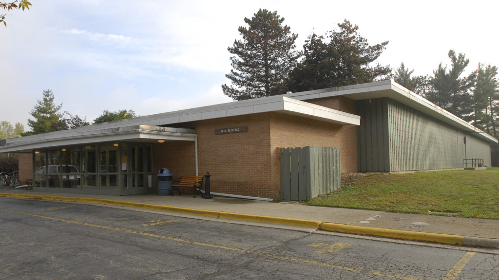 Freshmen girls need to share a dorm with upperclassmen | Wikimedia