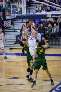 Stedman Lowry Shoots Over Two Defenders