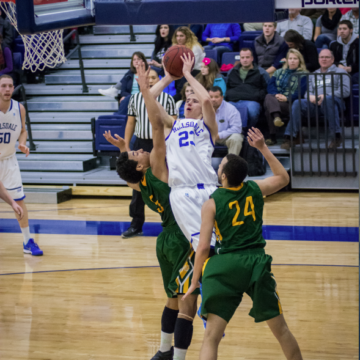 Stedman Lowry Shoots Over Two Defenders