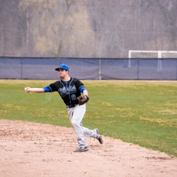 Baseball splits home doubleheader