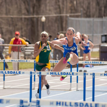 Emily Oren, men’s 4×400 set school records