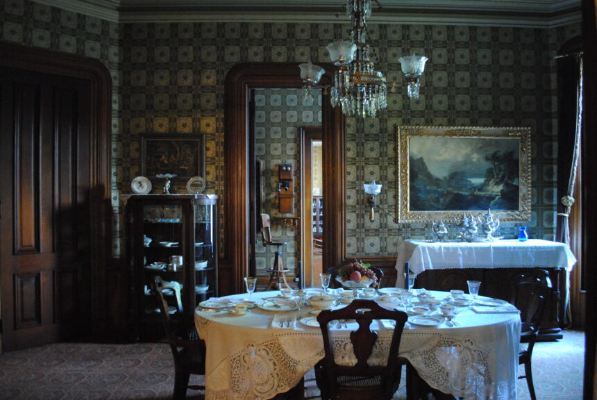 Students participate in Grosvenor House history