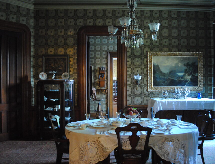 Students participate in Grosvenor House history