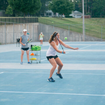 Freshmen provide spark for women’s tennis team