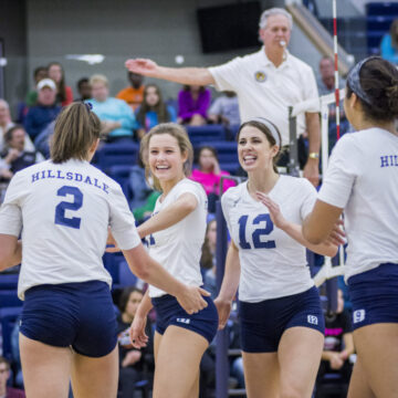 Volleyball splits first two matches of G-MAC play