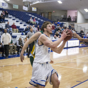 Men’s basketball upsets eighth-ranked team in nation