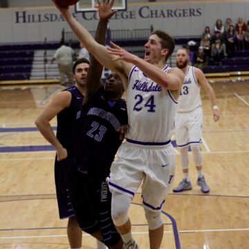 Comebacks fall short for men’s basketball