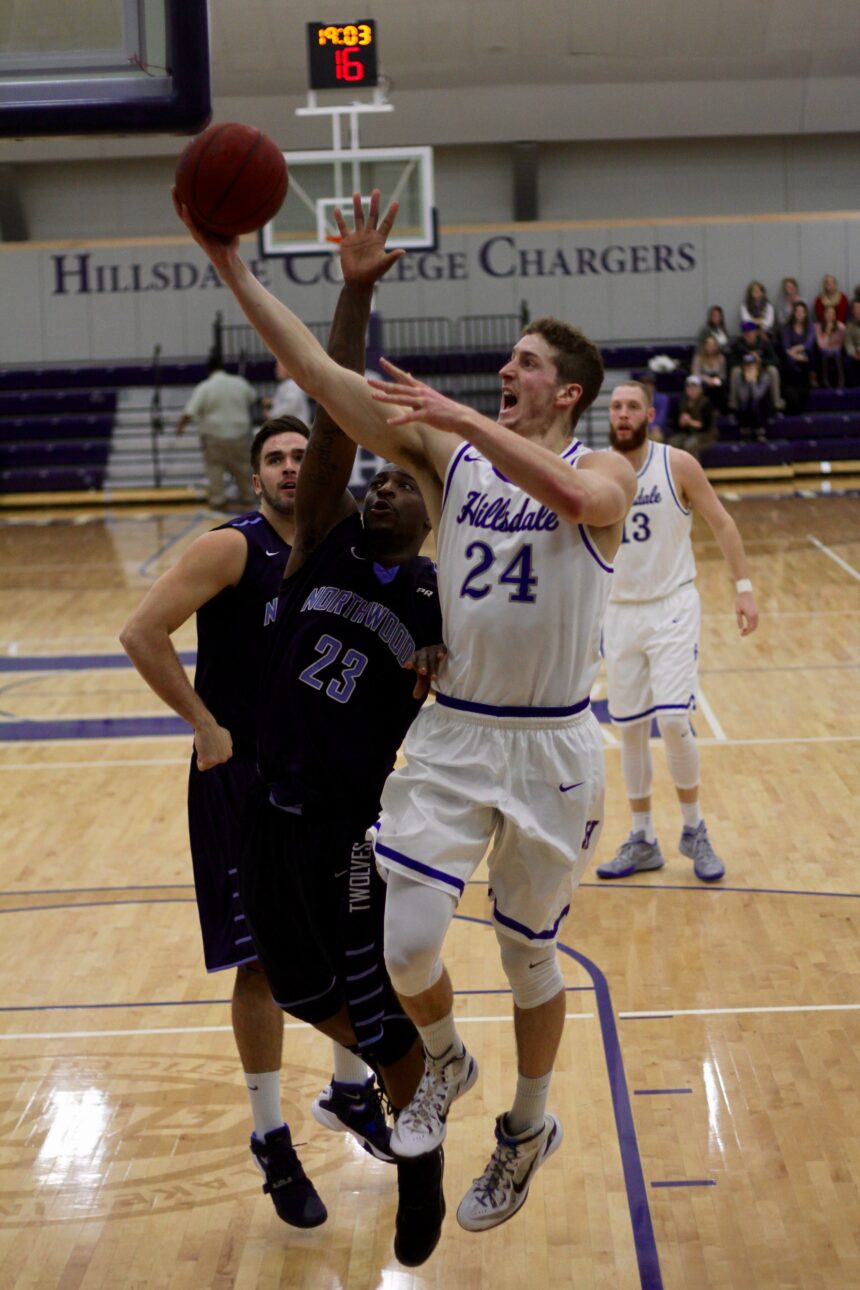 Comebacks fall short for men’s basketball