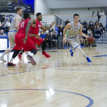 Men’s basketball struggles on the road