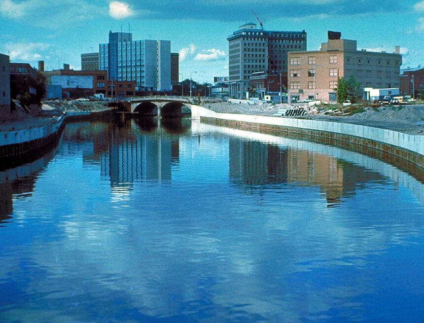 Students send water to Flint