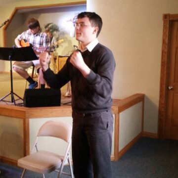 Students reach out to deaf community through ASL