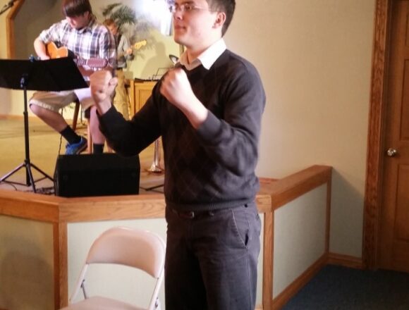 Students reach out to deaf community through ASL