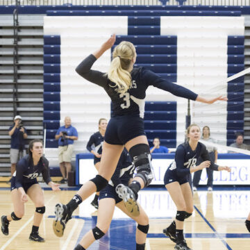 Volleyball splits first weekend of conference play