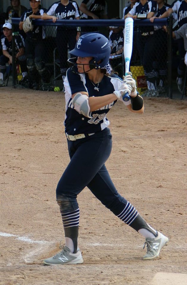 Softball wraps up fall season with winning weekend