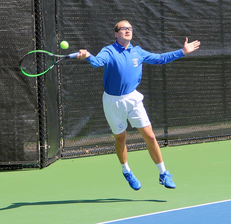 Tennis reaches .500 in conference after 1-1 weekend