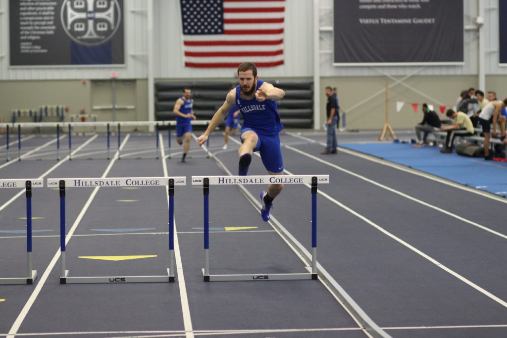 Men’s track continues to make progress in weekend competition