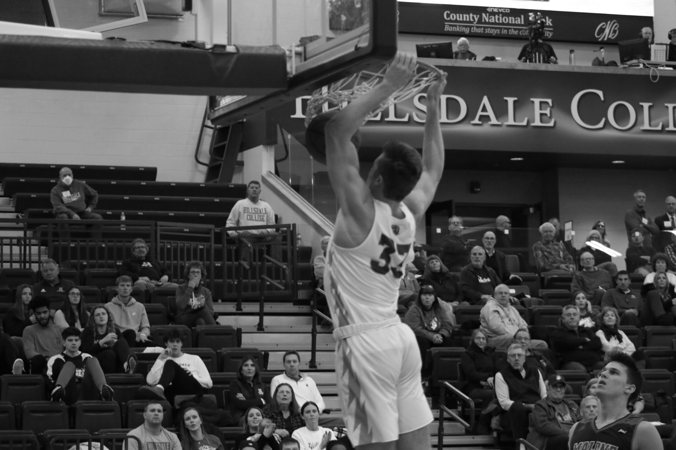 Men’s basketball tied for second in the G-MAC