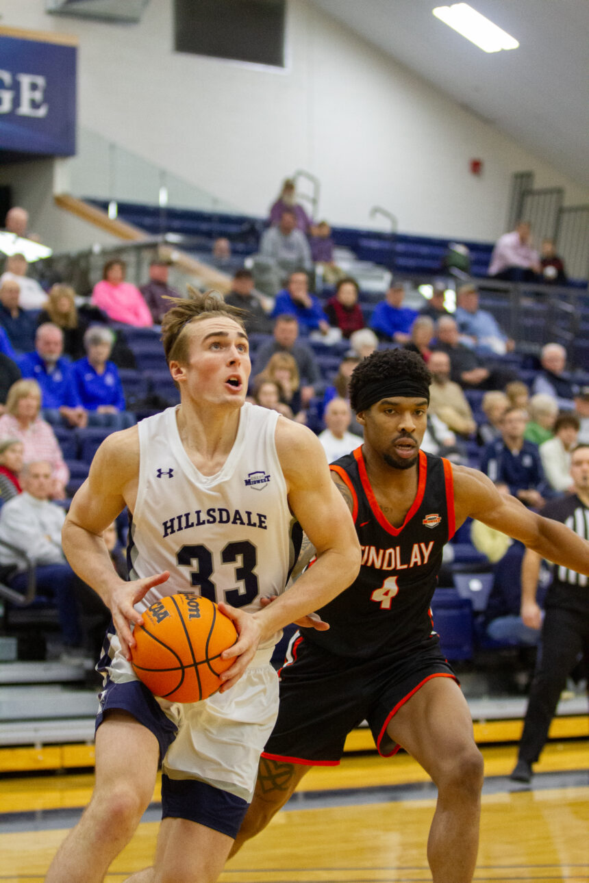 Men’s basketball splits road trip, falls to No. 11