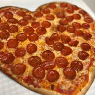 330826719_900712781175433_5618032215805357918_n Tiki Sam’s hosts Valentine’s Day pizza-baking class