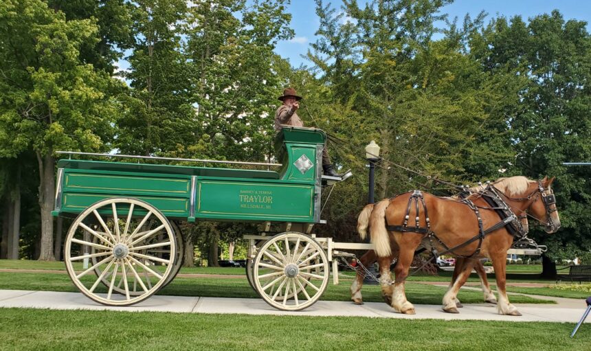 College films old fashioned commercial on campus