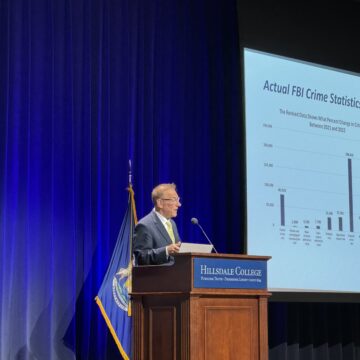 Podcasting offers an alternative to biased media coverage, Pulliam Fellow says