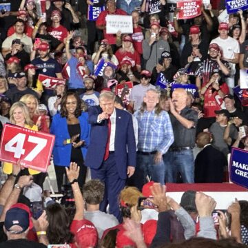 Trump courts Michigan swing voters in Warren