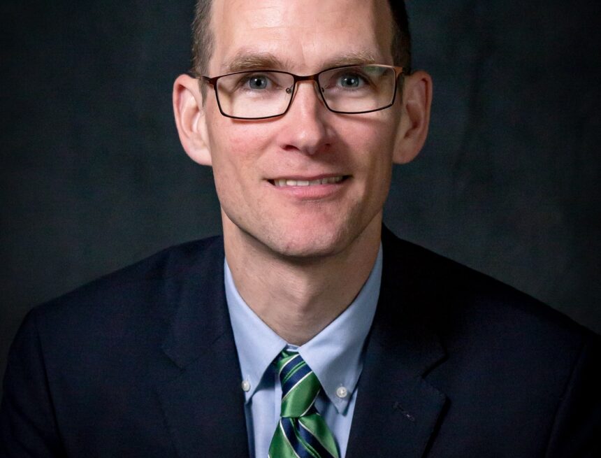 Professor takes on binary-choice politics