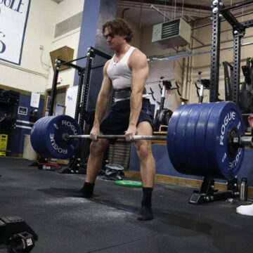 Hillsdale men pump iron