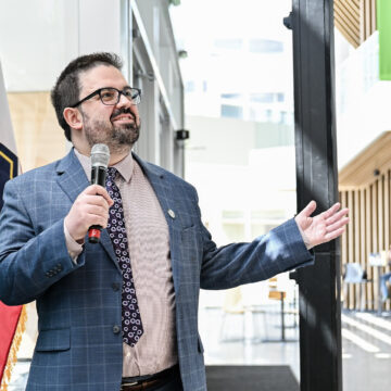 Canadian professor teaches U.S. politics