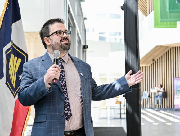 Canadian professor teaches U.S. politics