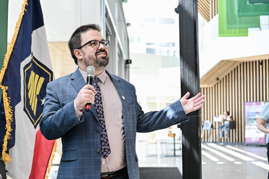 Canadian professor teaches U.S. politics