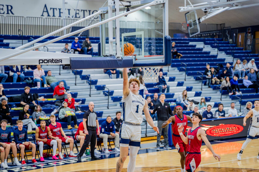 Men’s basketball wins four thanks to late scoring runs